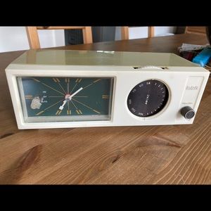 Vintage RCA AM Clock Radio